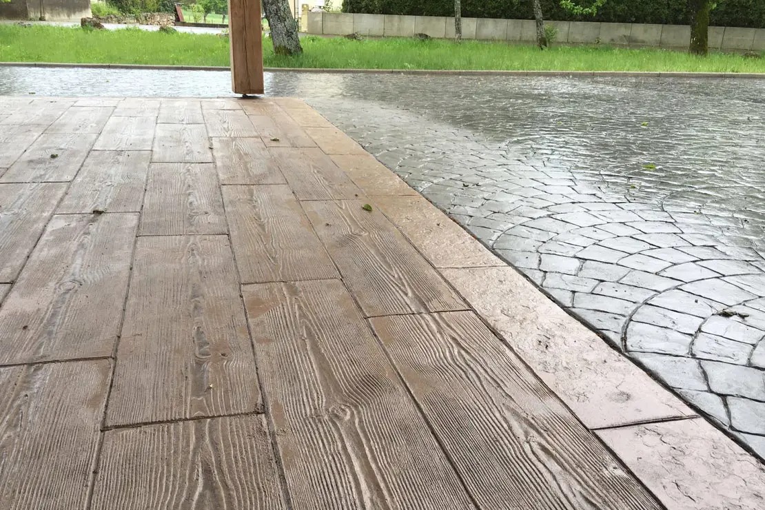 Concreto estampado con apariencia de madera en el patio trasero de una vivienda en Cádiz.