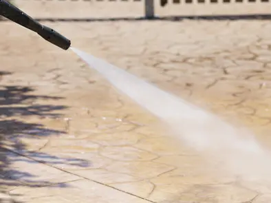 Lavando el concreto estampado con agua de alta presión